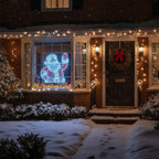 Weihnachtsmann-Hologramm im Fenster eines verschneiten Hauses