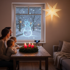 Familie am Tisch mit Adventskranz bestaunt das Schneemann-Hologramm im Wohnzimmerfenster